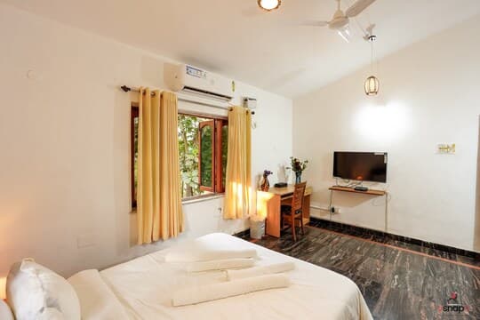 Casa Verde: Comfort by the River | 2BHK - image 3